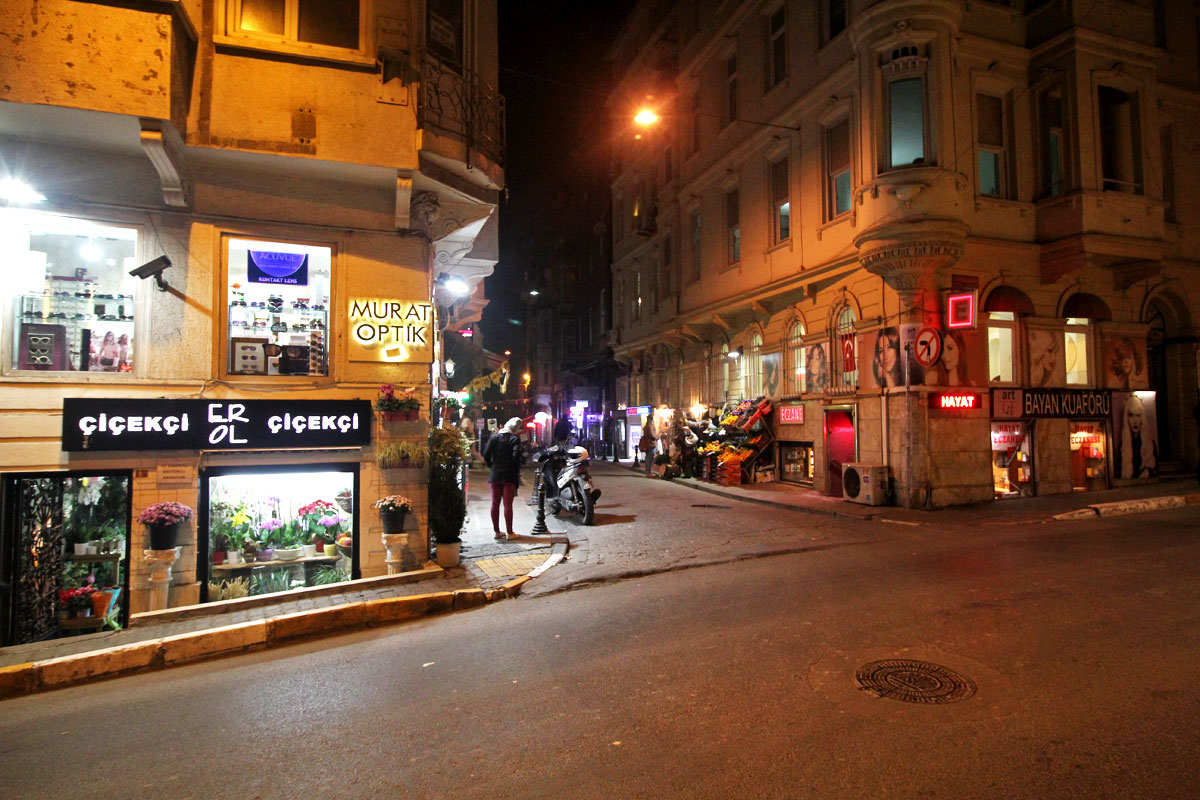 Halil Usta: Where to Find Crisp Lahmacun in Istanbul, Turkey