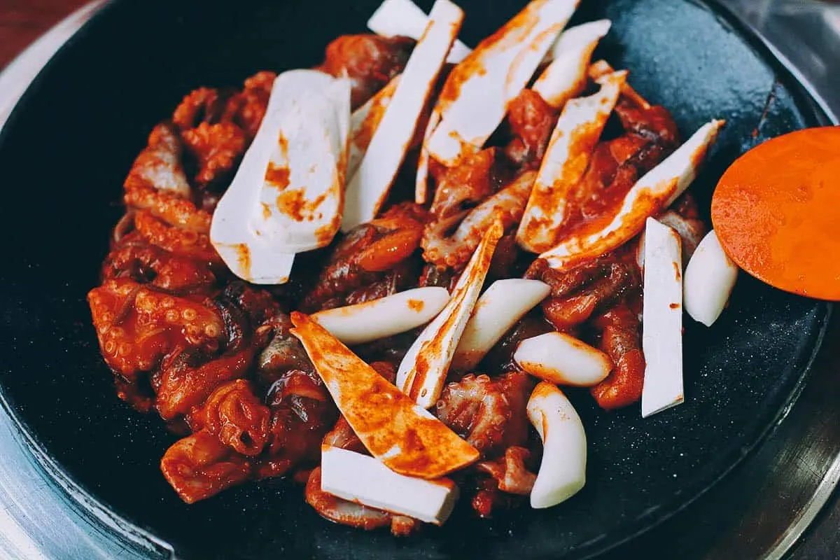 What makes Korean food distinctive